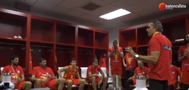 Sergio Scariolo y sus jugadores tras ganar el Oro. 