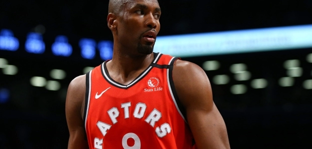 Serge Ibaka en un partido con los Toronto Raptors.