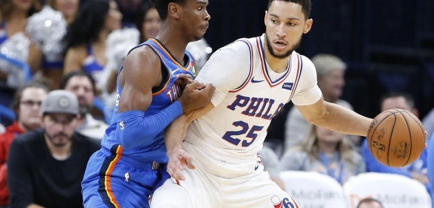 Shai Gilgeous-Alexander, jugador de Oklahoma City Thunder, frente a Ben Simmons.