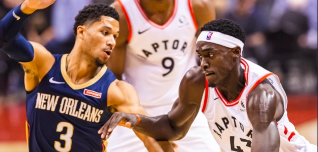 Pascal Siakam ataca el aro rival ante Josh Hart en el Raptors-Hornets.