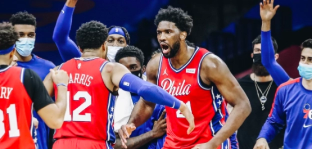 Joel Embiid y Tobias Harris, las estrellas de los Sixers en el triunfo ante los Lakers.