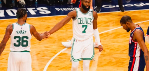 Marcus Smart, Jaylen Brown y Kevin Durant.
