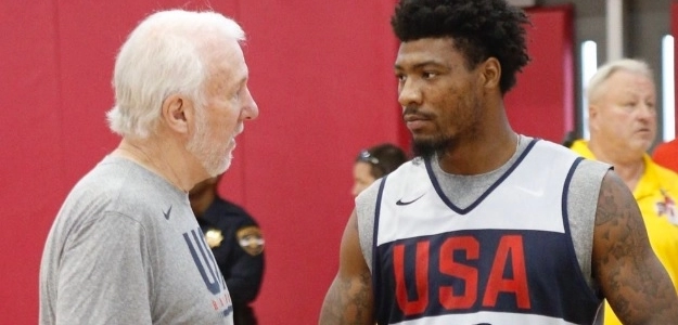 Gregg Popovich junto a Marcus Smart en uno de los entrenamientos de EEUU.