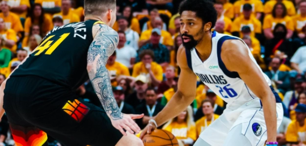 Spencer Dinwiddie, ante Juancho Hernangómez, en el Mavs-Jazz.