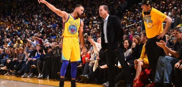 Stephen Curry habla con Joe Lacob, en un encuentro