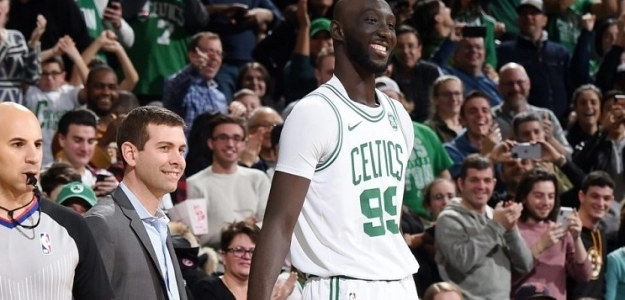 Tacko Fall junto a Brad Stevens en un partido de los Celtics.