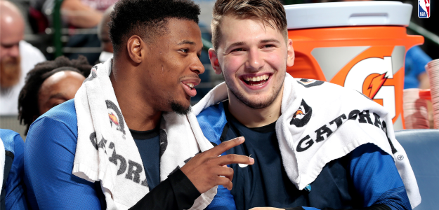 Dennis Smith Jr y Luka Doncic, jugadores de los Mavs