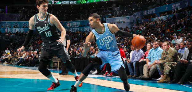 Tatum intenta anotar ante la oposición de Osman.