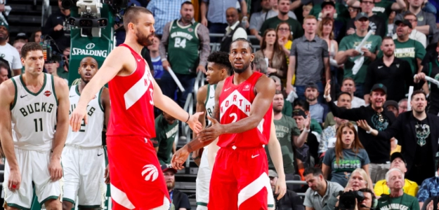 Marc Gasol y Kawhi Leonard celebran una canasta ante los Bucks.