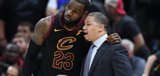 Tyronn Lue no estará al lado de LeBron James.