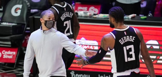 Ty Lue y Paul George, en un partido de los Clippers.