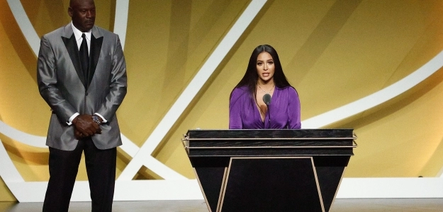 Vanessa Bryant y Michael Jordan en la ceremonia de ingreso de Kobe Bryant.