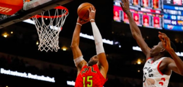 Vince Carter, ejecutando el mate con el que consiguió la cifra mágica.