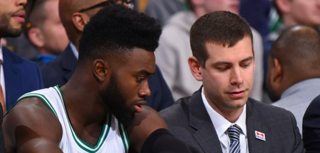 Brad Stevens, junto a Jaylen Brown.
