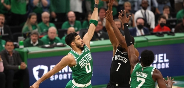 Kevin Durant defendido por Jayson Tatum y Jaylen Brown