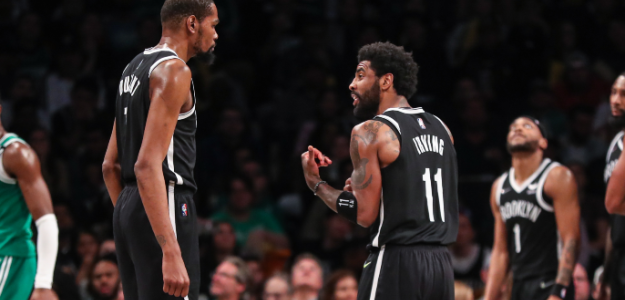 Kevin Durant y Kyrie Irving discutiendo en un partido con los Brooklyn Nets