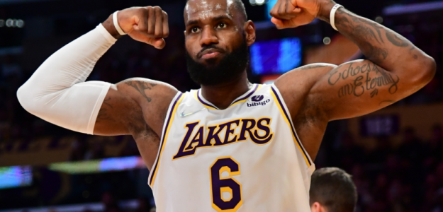 LeBron James, celebrando una canasta con la camiseta de Los Angeles Lakers