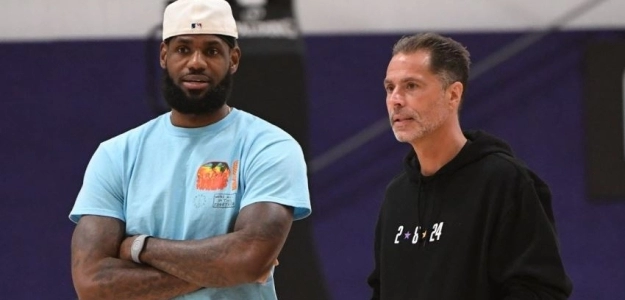 LeBron James, junto a Rob Pelinka, GM de Los Angeles Lakers.