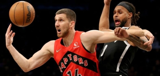 Svi Mykhailiuk, defendido por Patty Mills