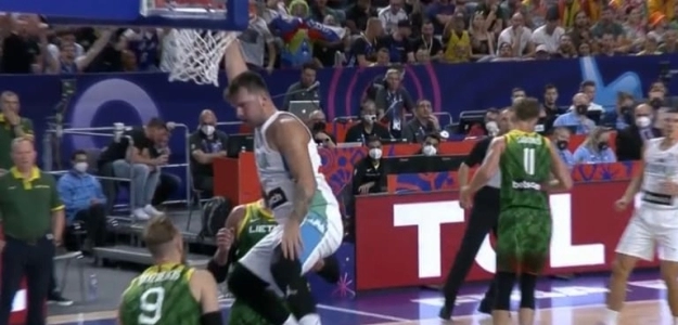 Luka Doncic machacando el aro