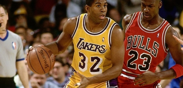 Magic Johnson, defendido por Michael Jordan
