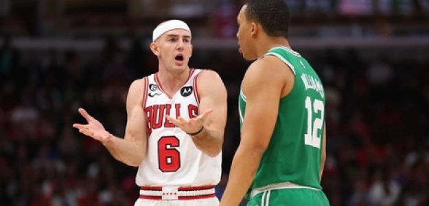Alex Caruso y Grant Williams discutiendo en un Bulls - Celtics
