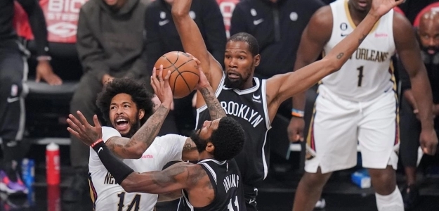 Brandon Ingram, defendido por Kyrie Irving y Kevin Durant
