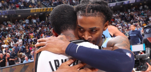 Ja Morant, junto a Kyrie Irving, tras el Grizzlies-Nets.