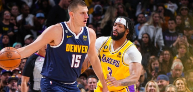 Nikola Jokic, frente a Anthony Davis, en el Lakers-Nuggets.