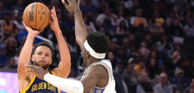 Stephen Curry, tirando en suspensión