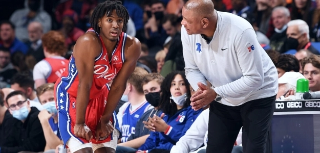 Doc Rivers dándole indicaciones a Tyrese Maxey