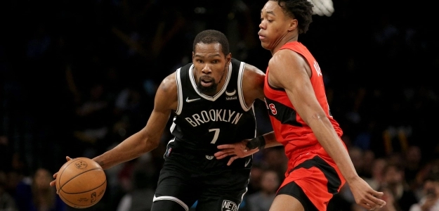 Kevin Durant, defendido por Scottie Barnes