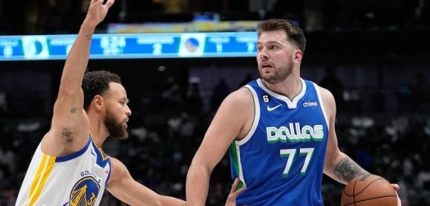 Luka Doncic, frente a Stephen Curry, en un Mavs-Warriors. 