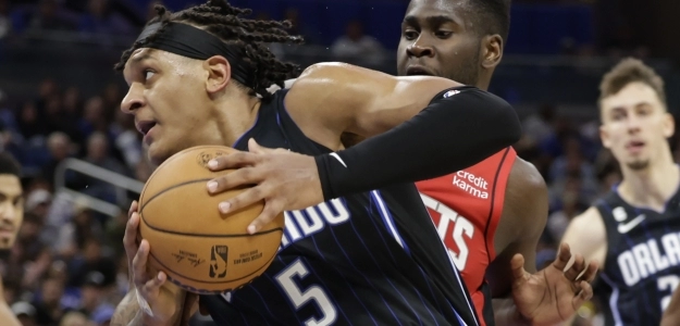 Paolo Banchero, defendido por Usman Garuba ante la atenta mirada de Franz Wagner