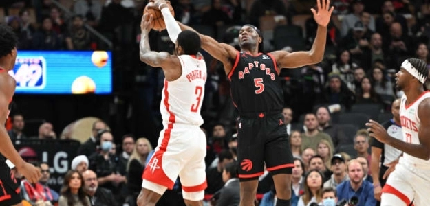 Precious Achiuwa, taponando un tiro de Kevin Porter Jr.