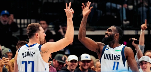 Doncic celebra una canasta de los Mavs junto a Hardaway.