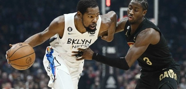 Kevin Durant, defendido por Caris LeVert