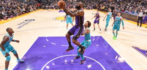 Lebron James, cruel final ante Hornets. Foto: gettyimages