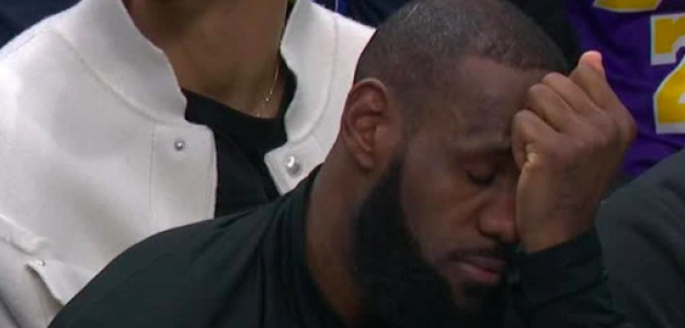 LeBron James, hundido en el banquillo de Los Angeles Lakers. 