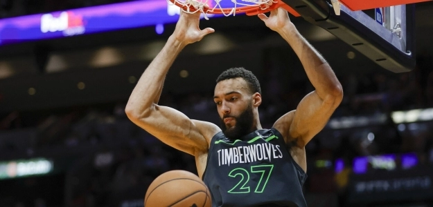 Rudy Gobert, machacando el aro