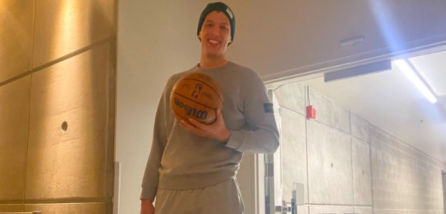 Simone Fontecchio, jugador de Utah Jazz, llevándose a casa el balón del partido.