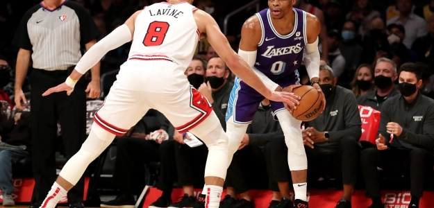 Russell Westbrook, defendido por Zach LaVine