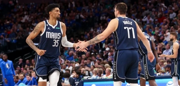 Chris Wood y Luka Doncic, jugadores de Dallas Mavericks.