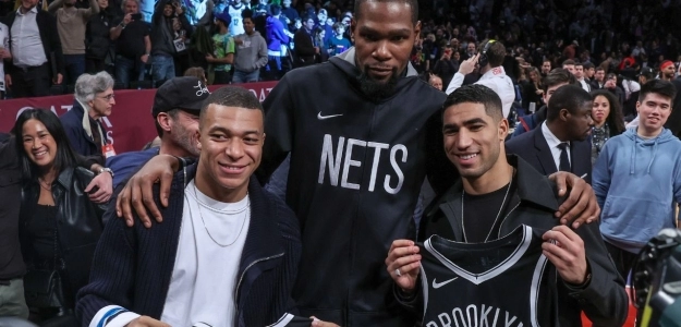 Los futbolistas Kylian Mbappé y Achraf Hakimi, con Kevin Durant