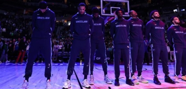 Memphis Grizzlies, manteniendo el minuto de silencio.