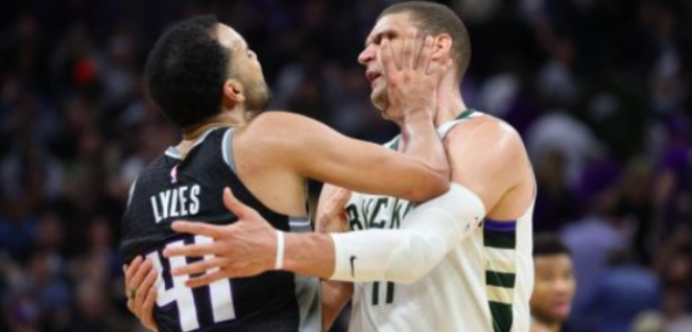 Brook Lopez y Trey Lyles, en plena pelea. 
