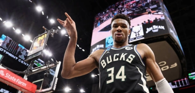 Giannis Antetokounmpo, exhibición ante los Suns. Foto: gettyimages