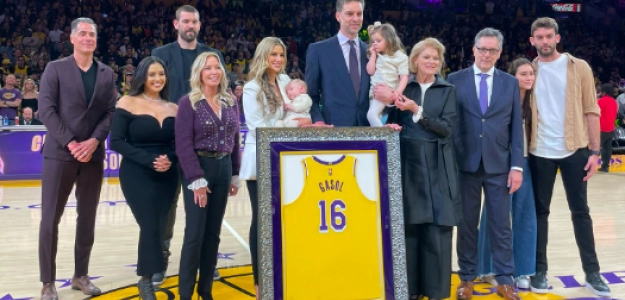 Pau Gasol, emocionado ante la retirada de su camiseta. 