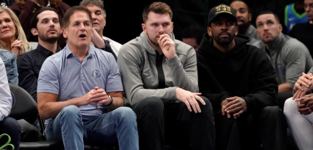 Cuban, junto a las estrellas de los Mavs Irving y Doncic. 
