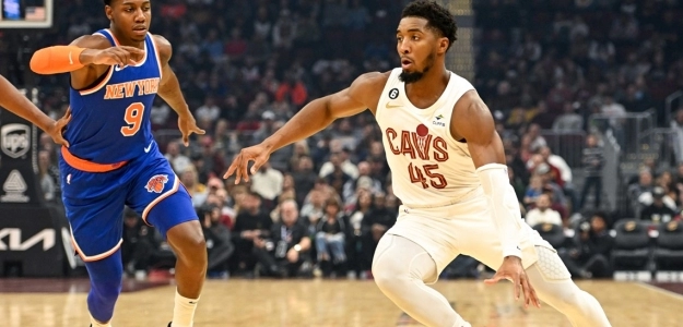 Donovan Mitchell, defendido por R.J. Barrett